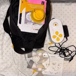Medela Pump Set with Yellow and Black Accessories